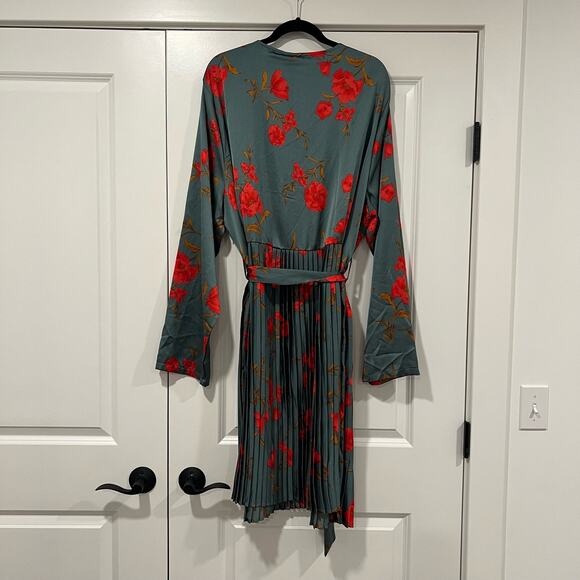 NWT Pretty Little Thing Plus Size Green Floral Longsleeve Pleated Midi Dress 30 - Picture 6 of 11
